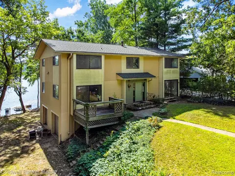 1493 Heights Rd, Lake Orion, MI 48362