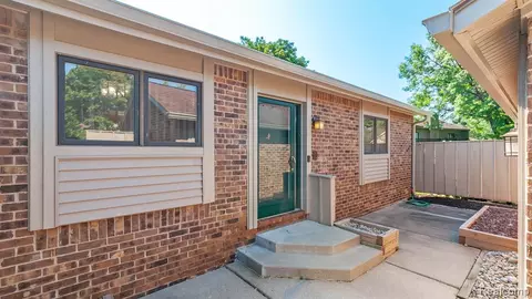 5745 Woodland Vw, Clarkston, MI 48346