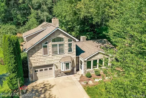 8955 Maplewood Ave, Clarkston, MI 48348