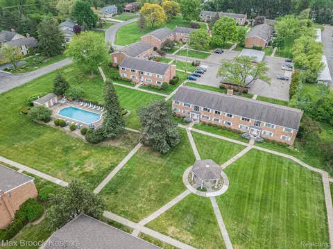 801 W Long Lake Rd #E-3, Bloomfield Hills, MI 48302