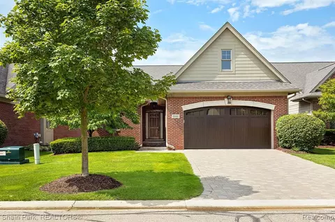 5546 Pembrooke Crossing Dr, West Bloomfield, MI 48322