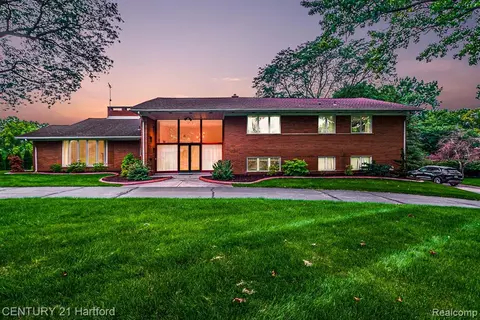 2760 Mackintosh Ln, Bloomfield Hills, MI 48302