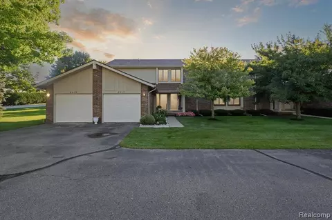 2915 Country Club Dr, Rochester Hills, MI 48309