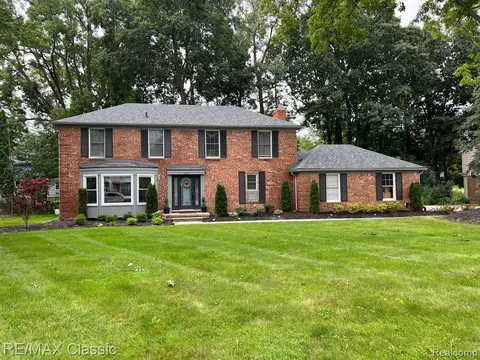 4225 Hardwoods Dr, West Bloomfield, MI 48323