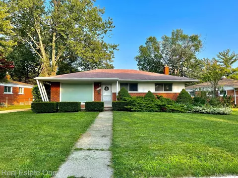28514 Red Leaf Ln, Southfield, MI 48076