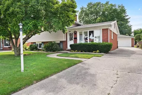 3132 Grange Rd, Trenton, MI 48183
