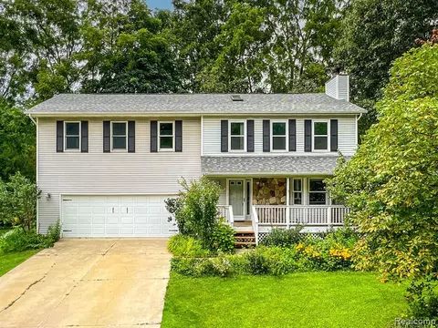 135 Clairemont Dr, Lake Orion, MI 48362