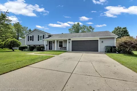 2623 Regency Dr, Lake Orion, MI 48359