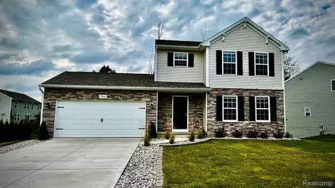 564 Knollwood Dr, Brandon, MI 48462