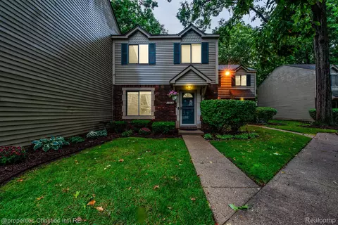 1558 Streamwood Crt Ct, Rochester Hills, MI 48309