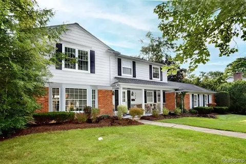 130 Drury Ln, Bloomfield Hills, MI 48301
