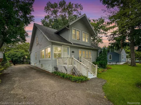 2439 Willow Beach St, Keego Harbor, MI 48320