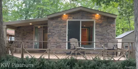 460 Indian Trl, Deerfield, MI 48421