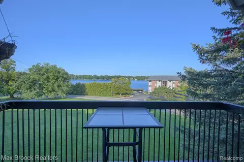 2027 Klingensmith Rd #105, Bloomfield Hills, MI 48302