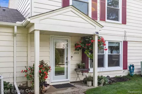 2923 Rockford Ct, Lake Orion, MI 48360
