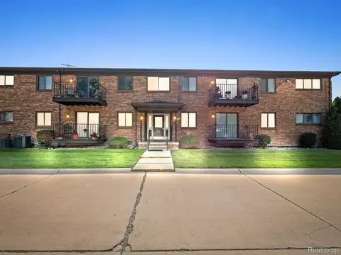 19609 Ridgemont St, Saint Clair Shores, MI 48080