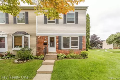 1038 Larson Ct, Rochester Hills, MI 48307
