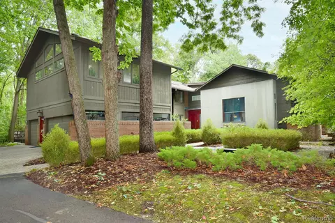 2220 Chestnut Dr, Bloomfield Hills, MI 48304