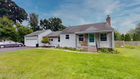 19816 Purlingbrook St, Livonia, MI 48152