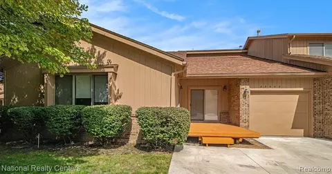 37482 N Laurel Park Dr, Livonia, MI 48152