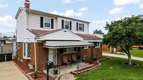 7352 Oak St, Taylor, MI 48180