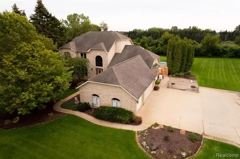 5505 Larkin Ln, Clarkston, MI 48348