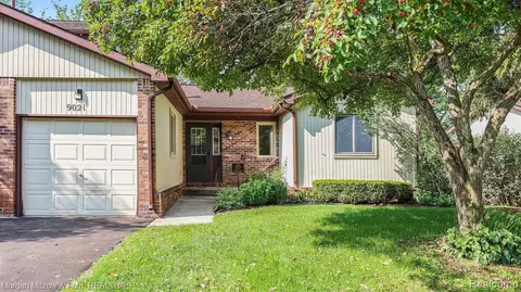 9021 E Bluewater Dr, Clarkston, MI 48348