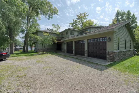 4998 Cheyenne Ave, Waterford, MI 48327