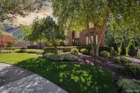 2250 Ivy Hill Dr, Commerce Twp, MI 48382