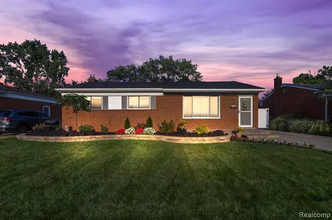 29288 Eiffel Ave, Warren, MI 48088