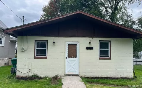 35958 E Canal Dr, Rockwood, MI 48173