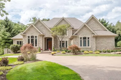 7705 Stonevalley Blf, Springfield, MI 48348
