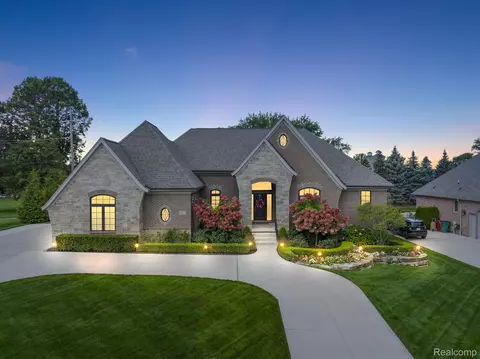 61627 W Point Dr, Washington, MI 48094