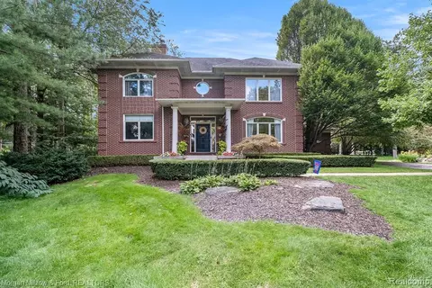 3808 Damas Dr, Commerce Twp, MI 48382