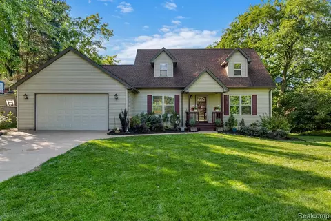 8246 Kimble Dr, Pinckney, MI 48169