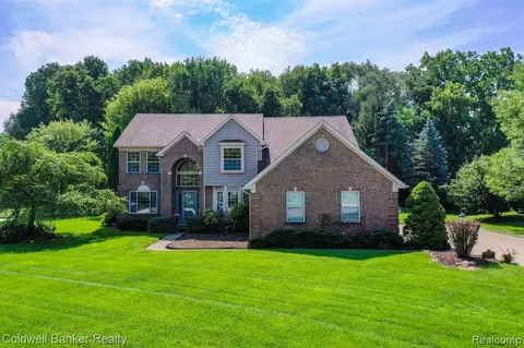 907 Ridgeview Cir, Lake Orion, MI 48362