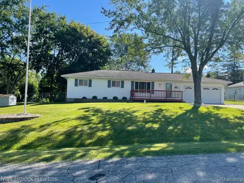 5492 Heath Ave, Clarkston, MI 48346