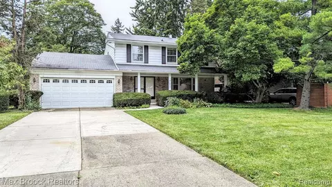 30163 Rock Creek Dr, Southfield, MI 48076