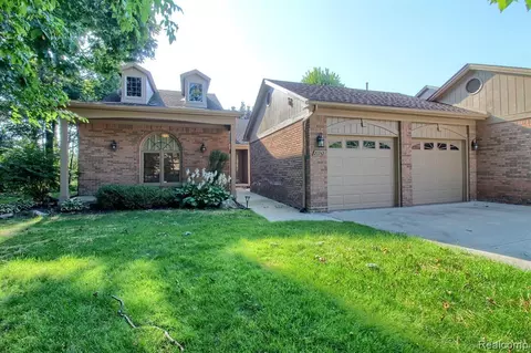 20742 Country Oaks Dr, Riverview, MI 48193