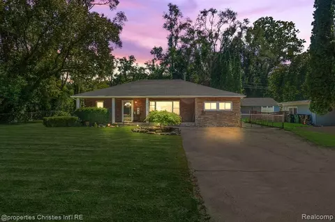 7750 Metz Dr, Shelby Township, MI 48316