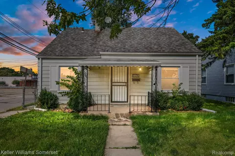 18543 Woodside St, Harper Woods, MI 48225