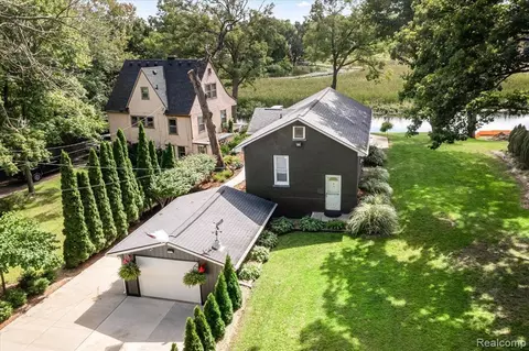 227 Shotwell St, White Lake, MI 48386