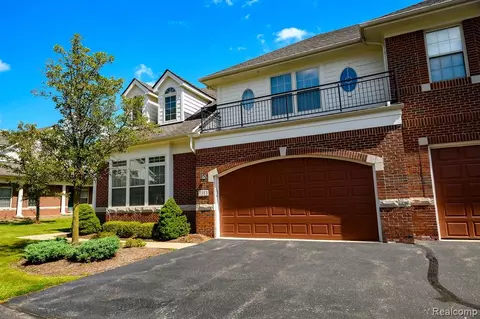 7313 Gateway Dr, West Bloomfield, MI 48322