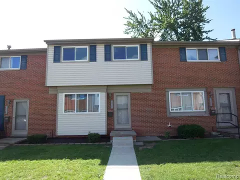 25641 Salem, Roseville, MI 48066