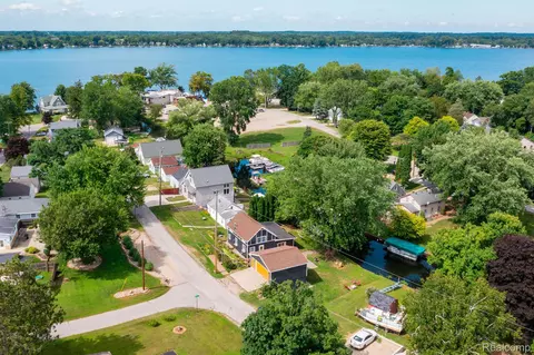 121 Canal Dr, Cambridge, MI 49230