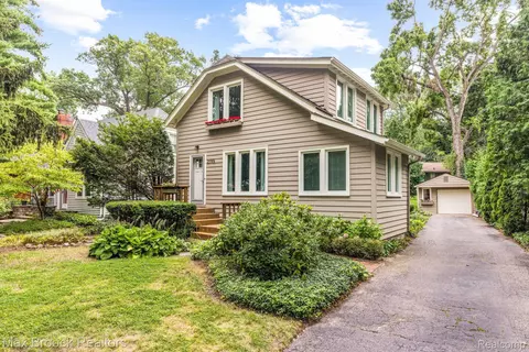 2195 Pontiac Dr, Sylvan Lake, MI 48320