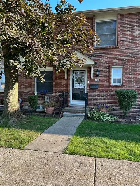 19984 S Great Oak Cir, Clinton Township, MI 48036