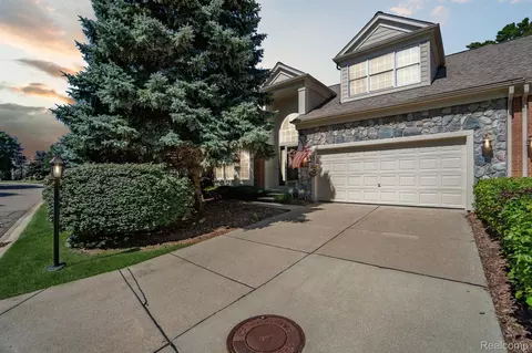 39724 Dun Rovin Dr, Northville, MI 48168