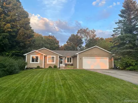 1763 Milford Heights Dr, Milford, MI 48381