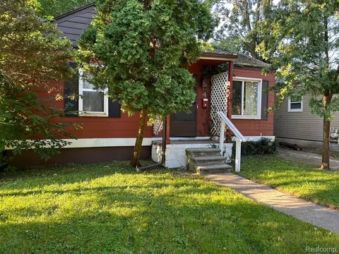 94 E Mapledale Ave, Hazel Park, MI 48030